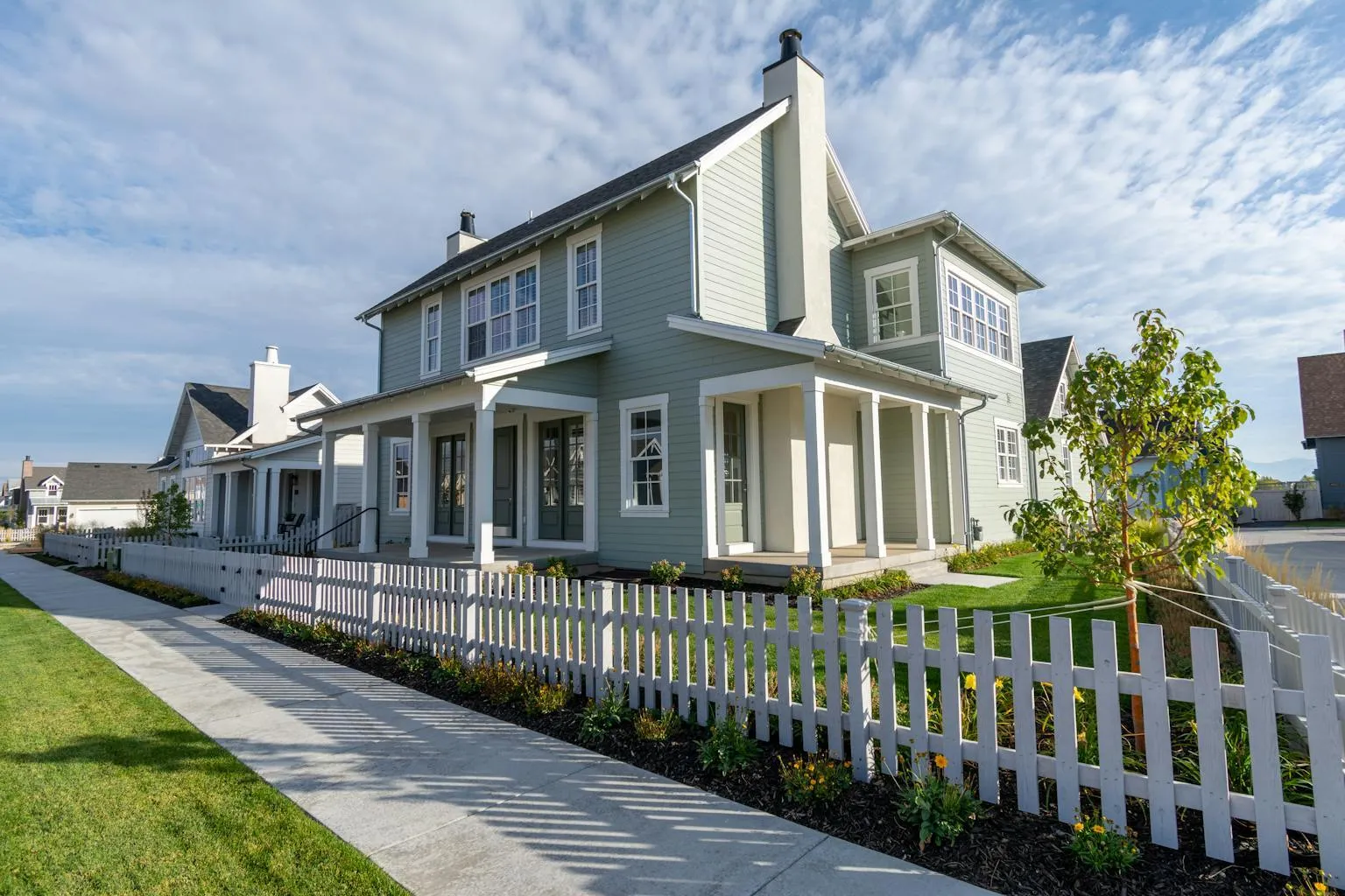 Row of suburban houses in a Texas residential neighborhood for real estate investment